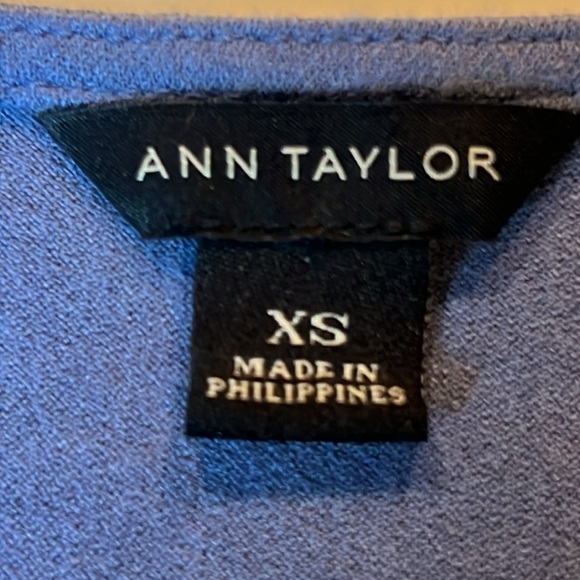 💙ANN TAYLOR BLUE WRAP FRONT V NECK RUCHED SIDE TOP SIZE EXTRA SMALL💙 - Picture 10 of 12